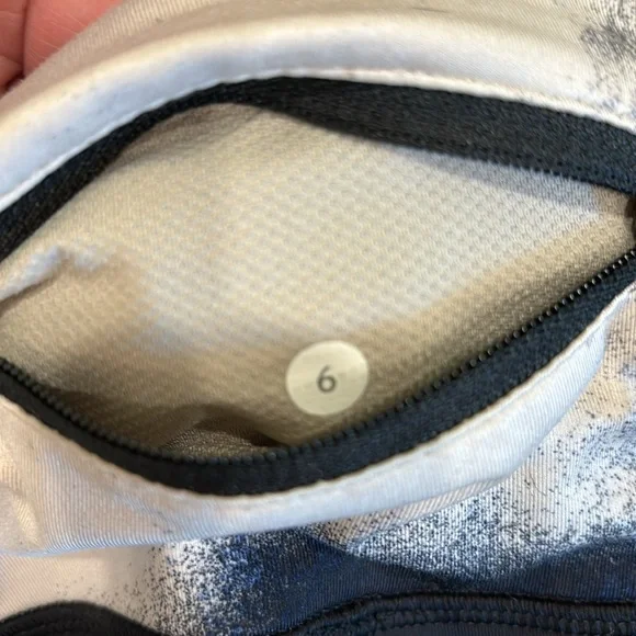 Lululemon capri leggings. Size 6. - Picture 4 of 9